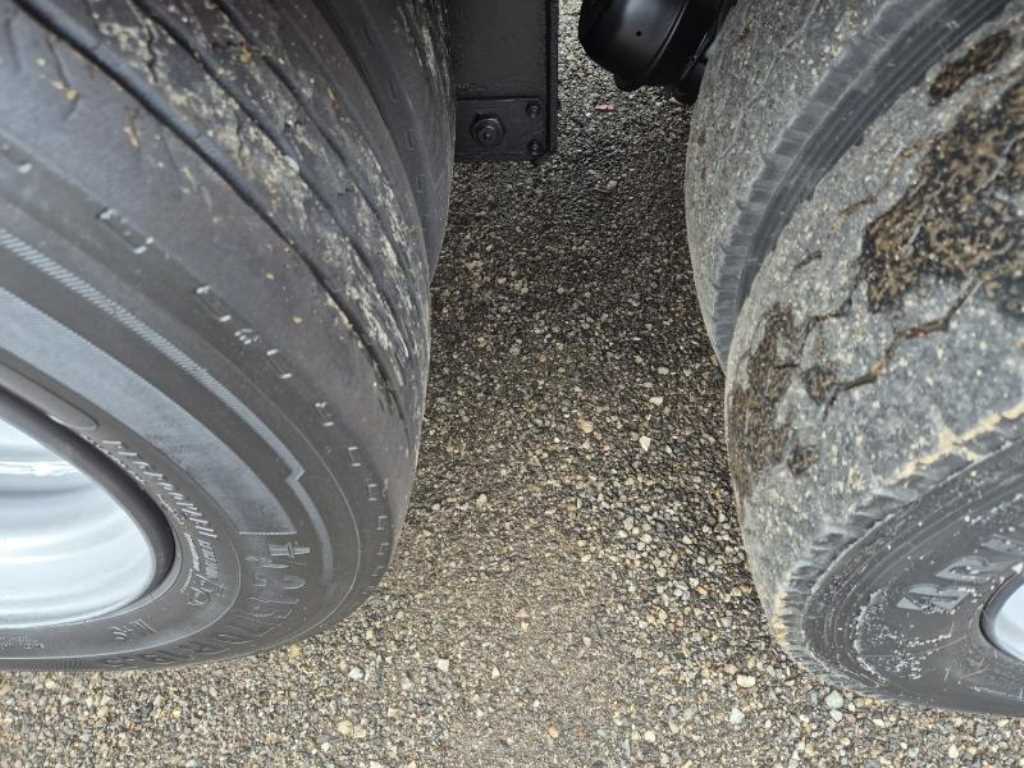 medium and large cargo truck - Vista 12