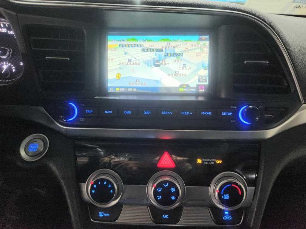 HYUNDAI Avante - Vista 12