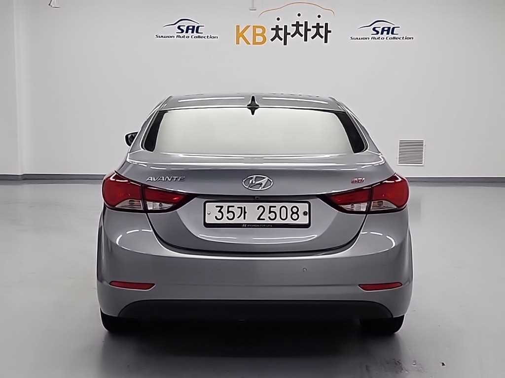 HYUNDAI Avante - Vista 3