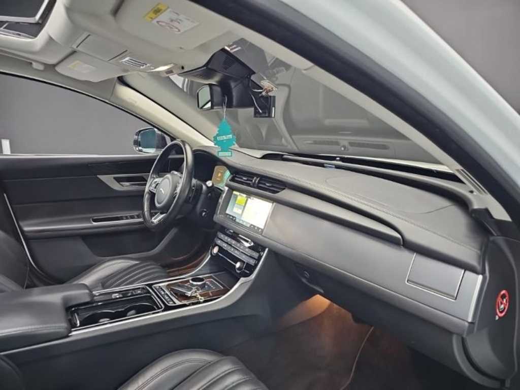 Jaguar XF - Vista 8