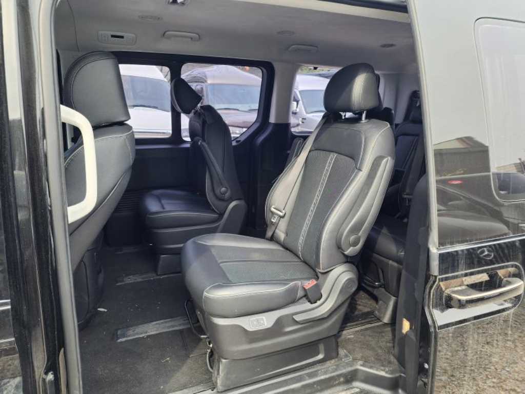 HYUNDAI Staria - Vista 8