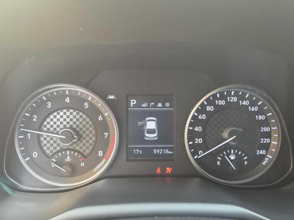 HYUNDAI Avante - Vista 10