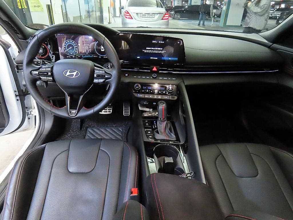 HYUNDAI Avante - Vista 10