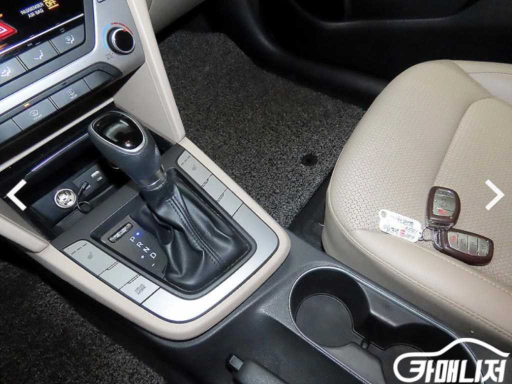 HYUNDAI Avante - Vista 12