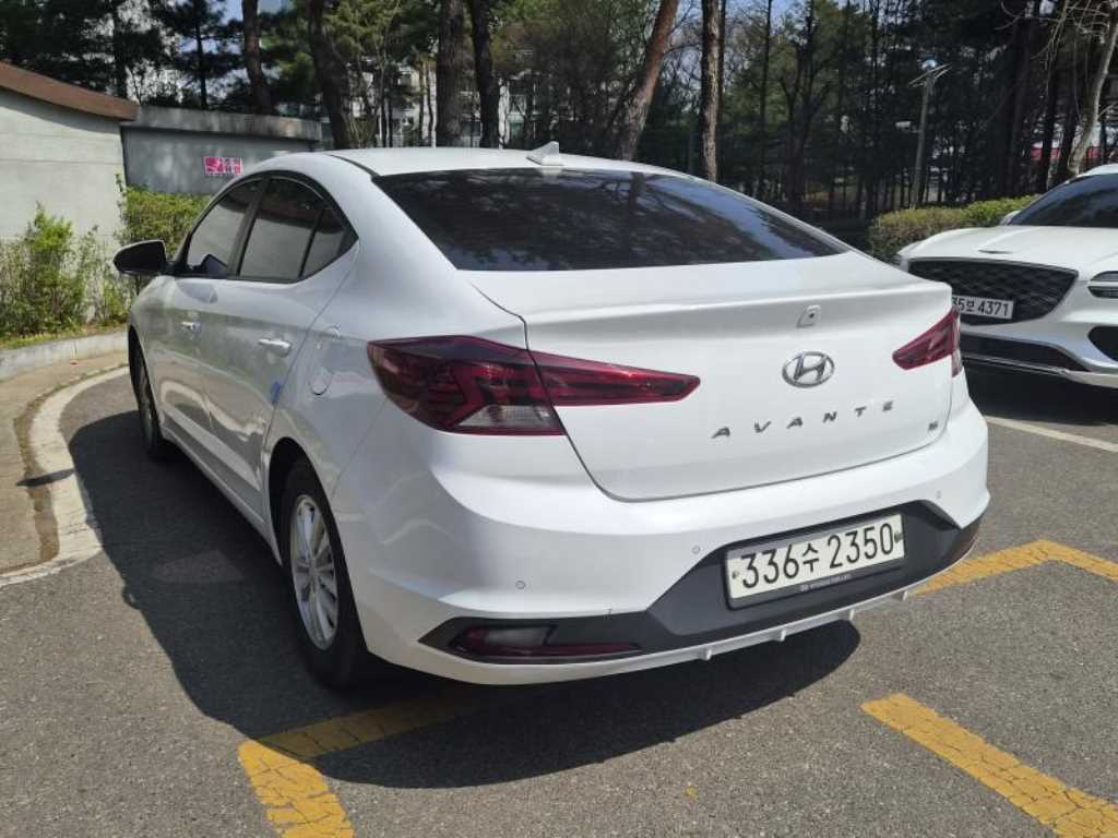 HYUNDAI Avante - Vista 4