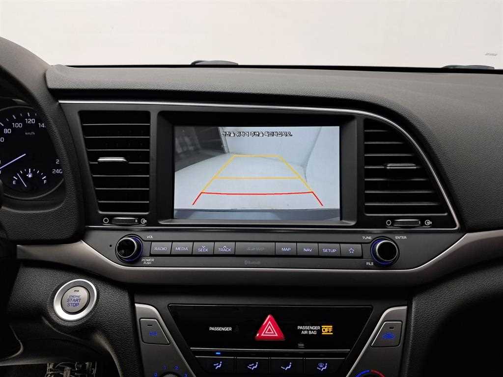 HYUNDAI Avante - Vista 10