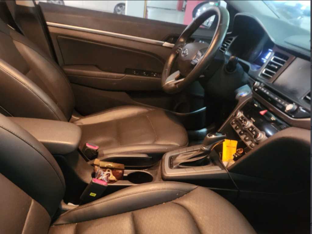 HYUNDAI Avante - Vista 4