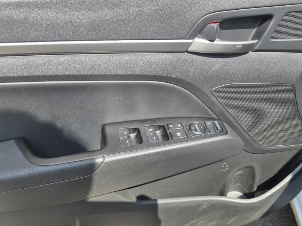 HYUNDAI Avante - Vista 7