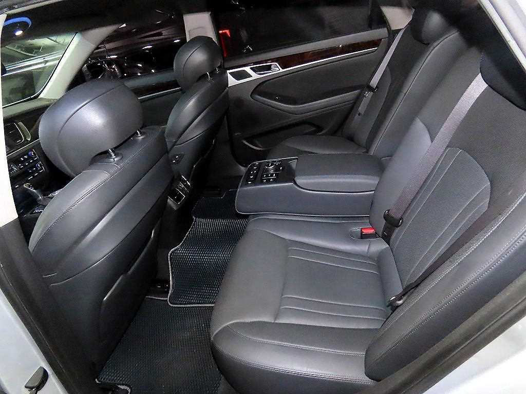 HYUNDAI Genesis - Vista 6