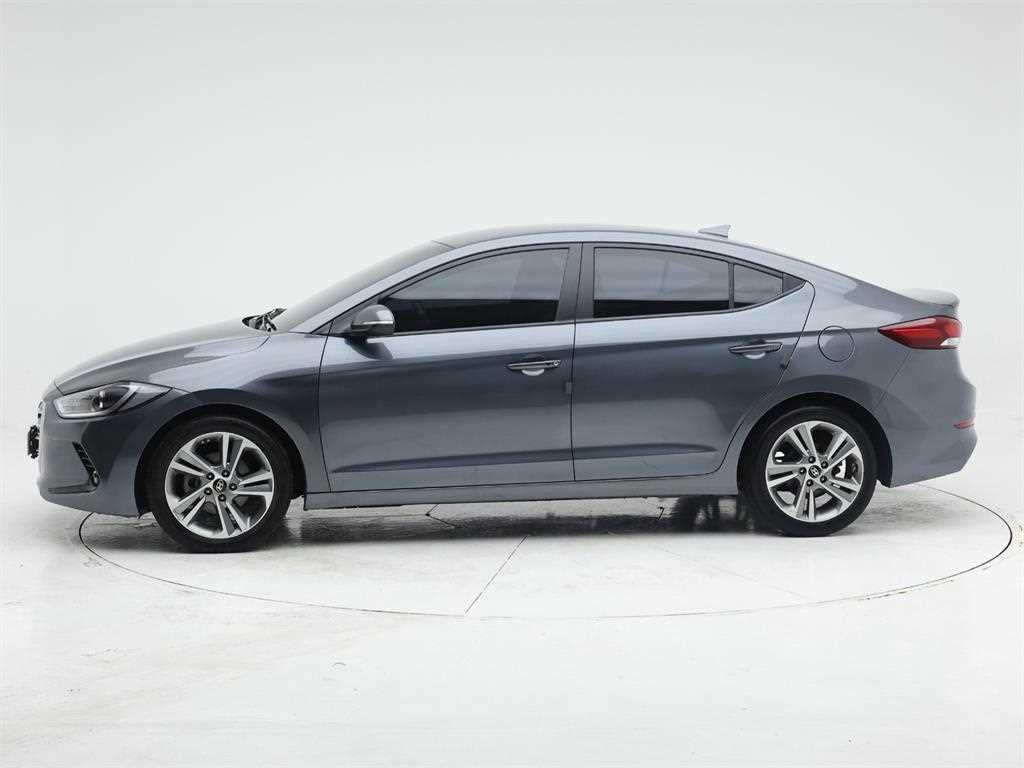 HYUNDAI Avante - Vista 3