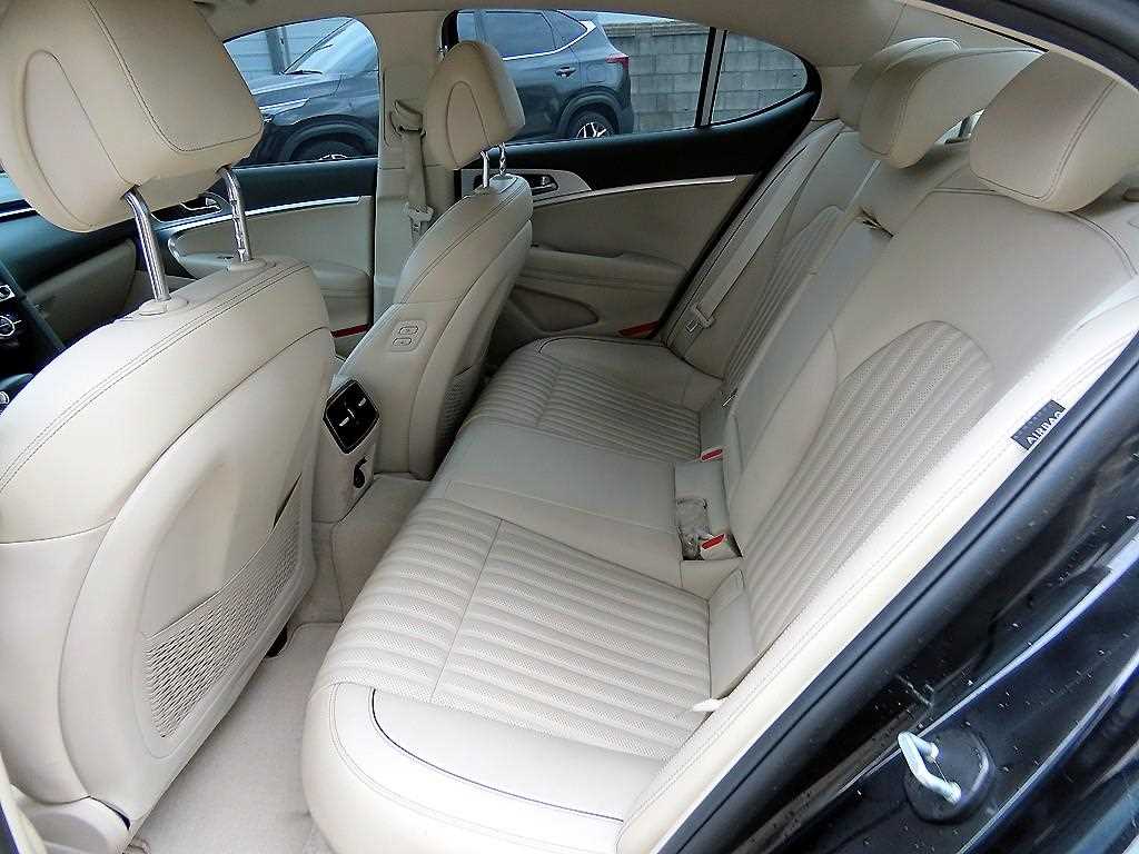 Genesis G70 - Vista 6