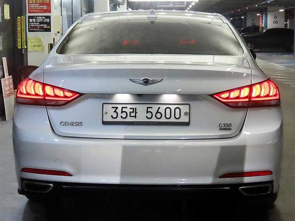 HYUNDAI Genesis - Vista 5