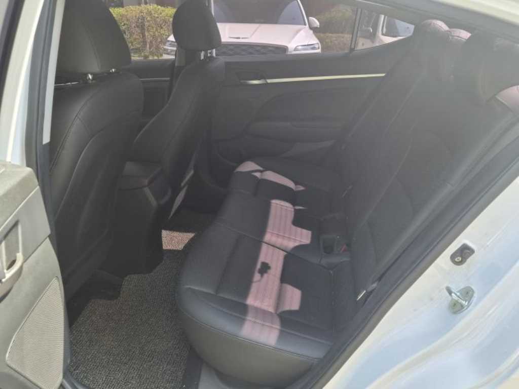 HYUNDAI Avante - Vista 5