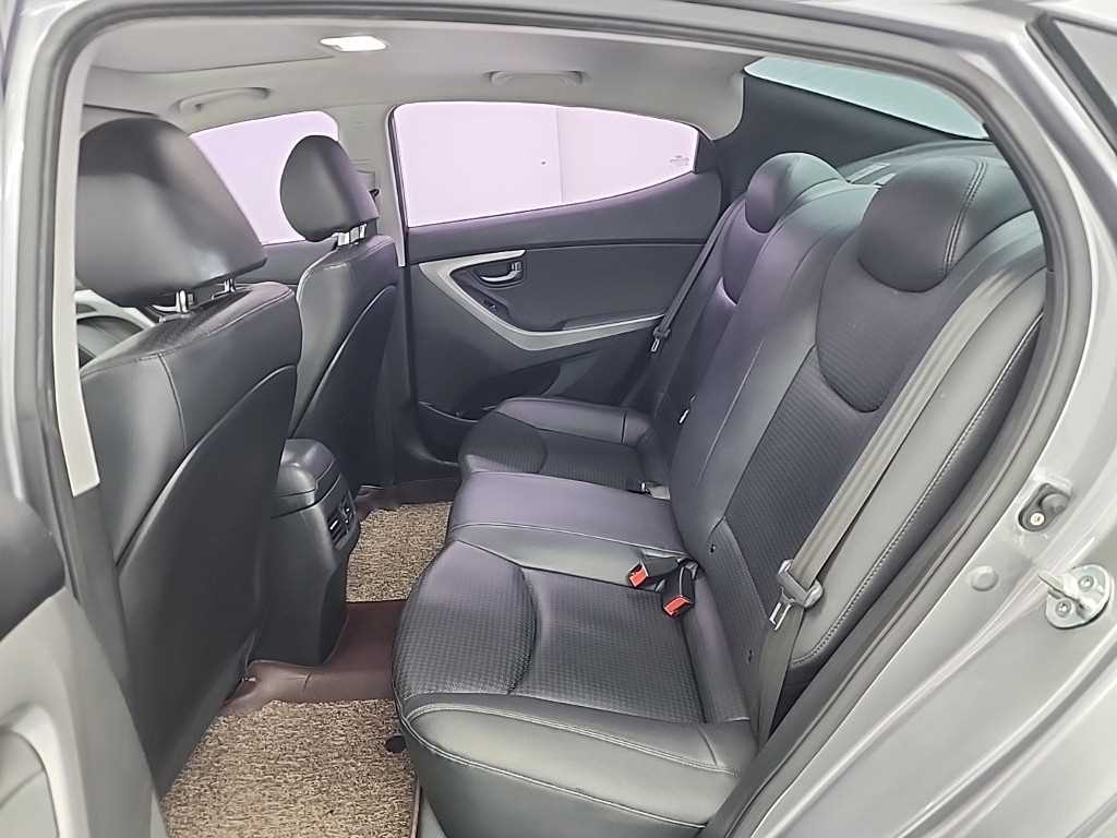 HYUNDAI Avante - Vista 12