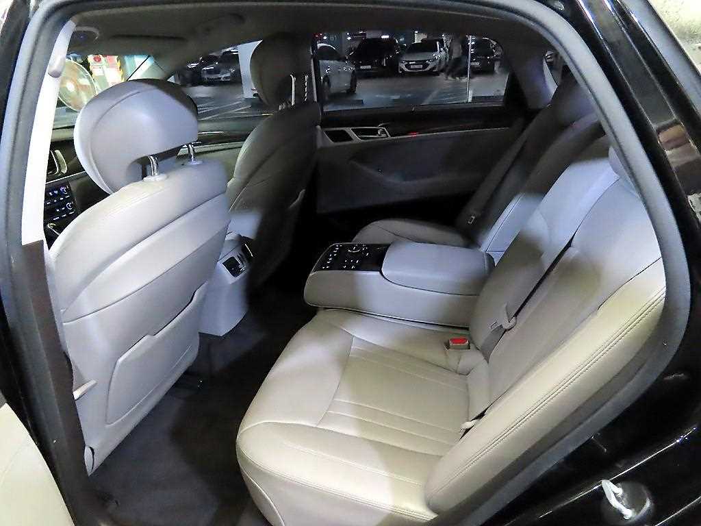 HYUNDAI Genesis - Vista 7