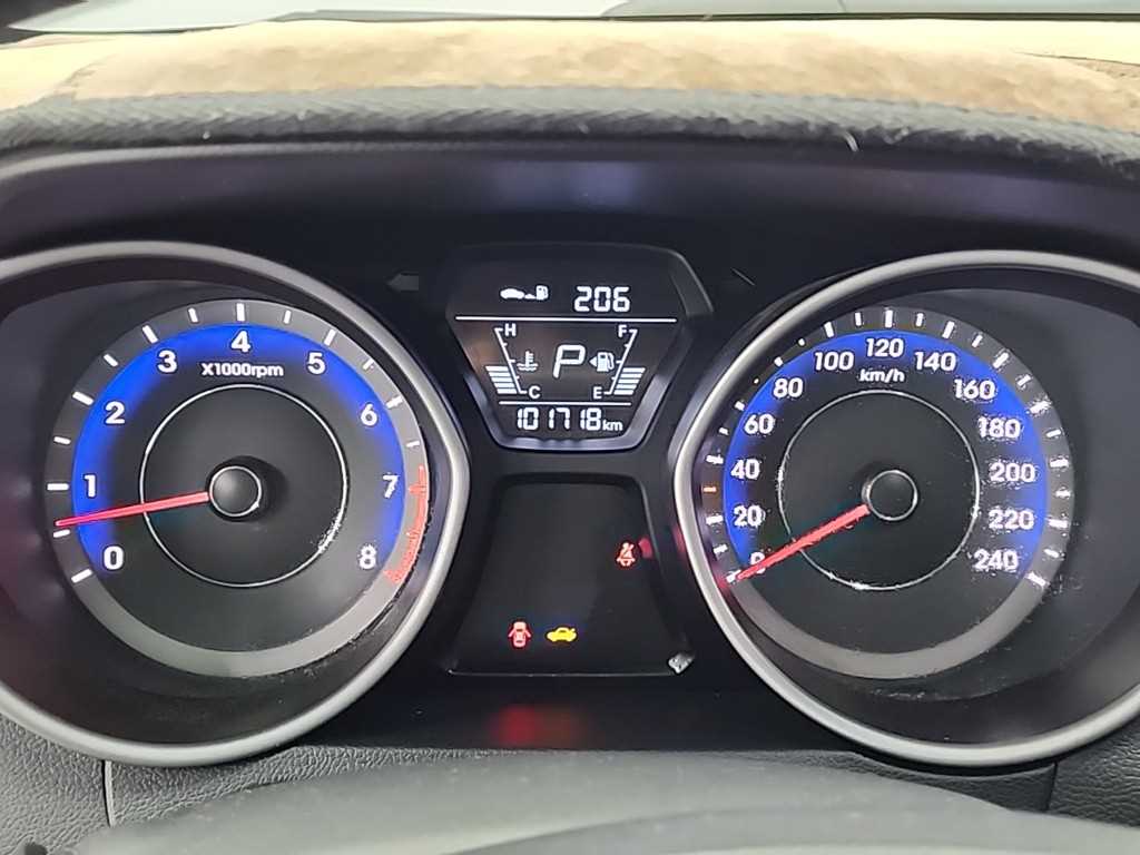 HYUNDAI Avante - Vista 6