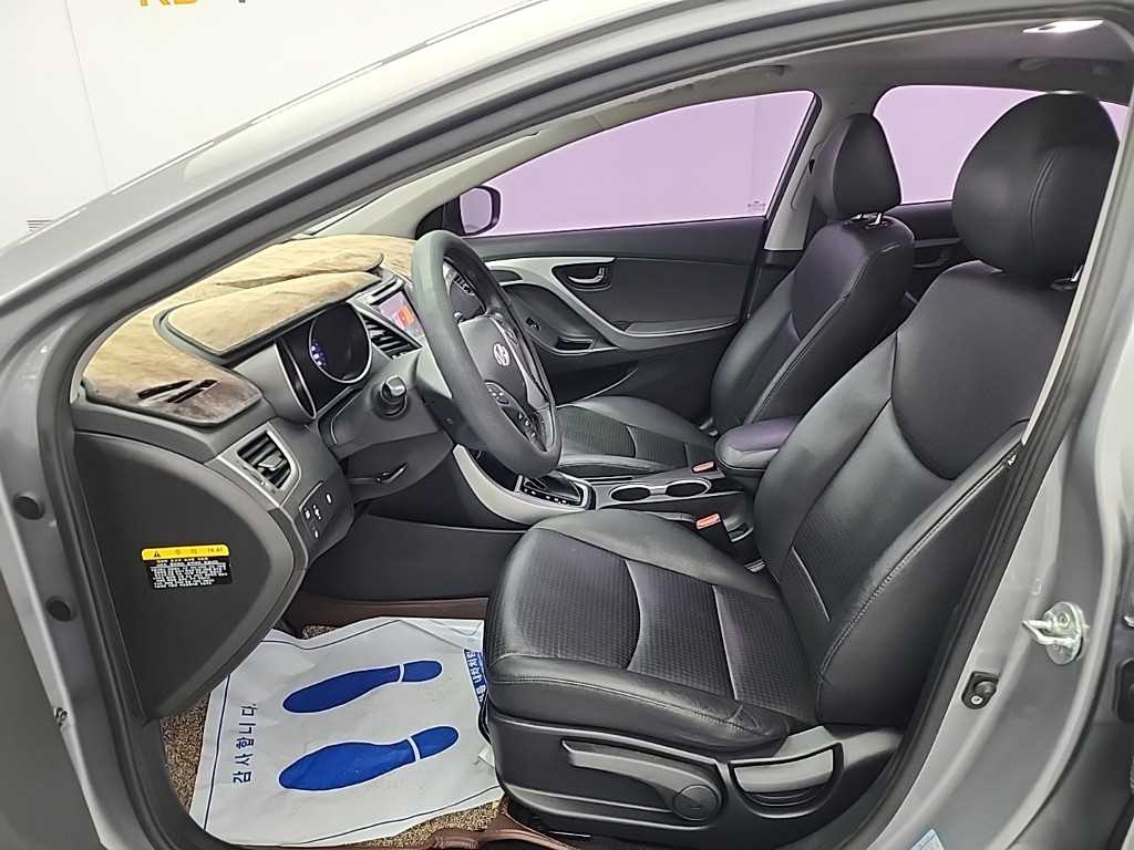 HYUNDAI Avante - Vista 11