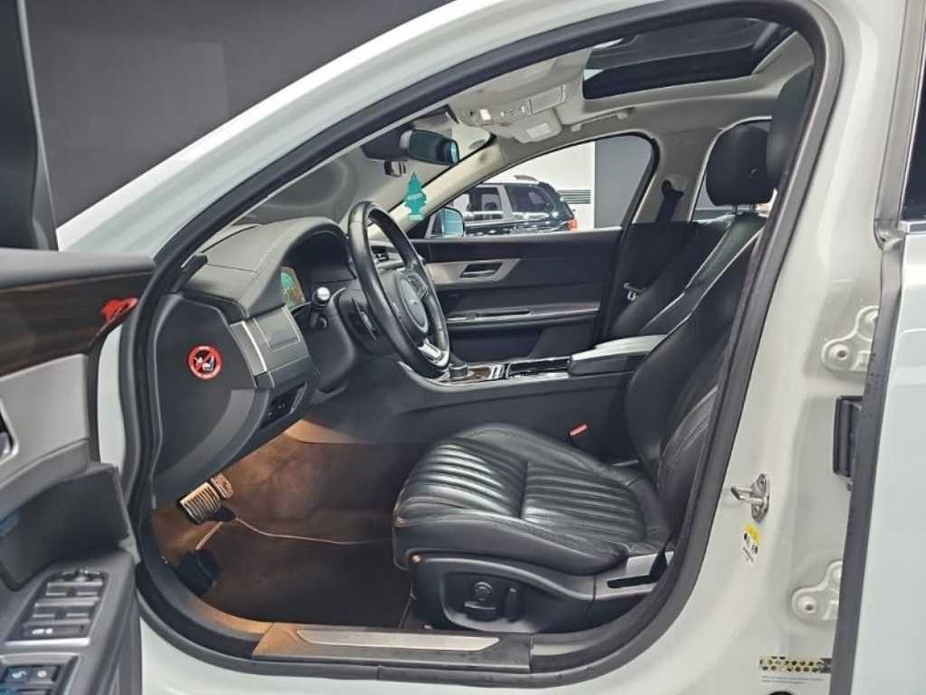Jaguar XF - Vista 6