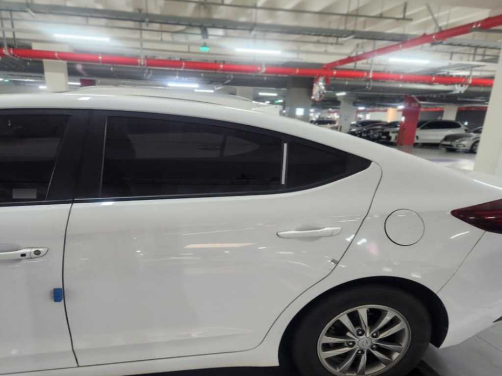 HYUNDAI Avante - Vista 3