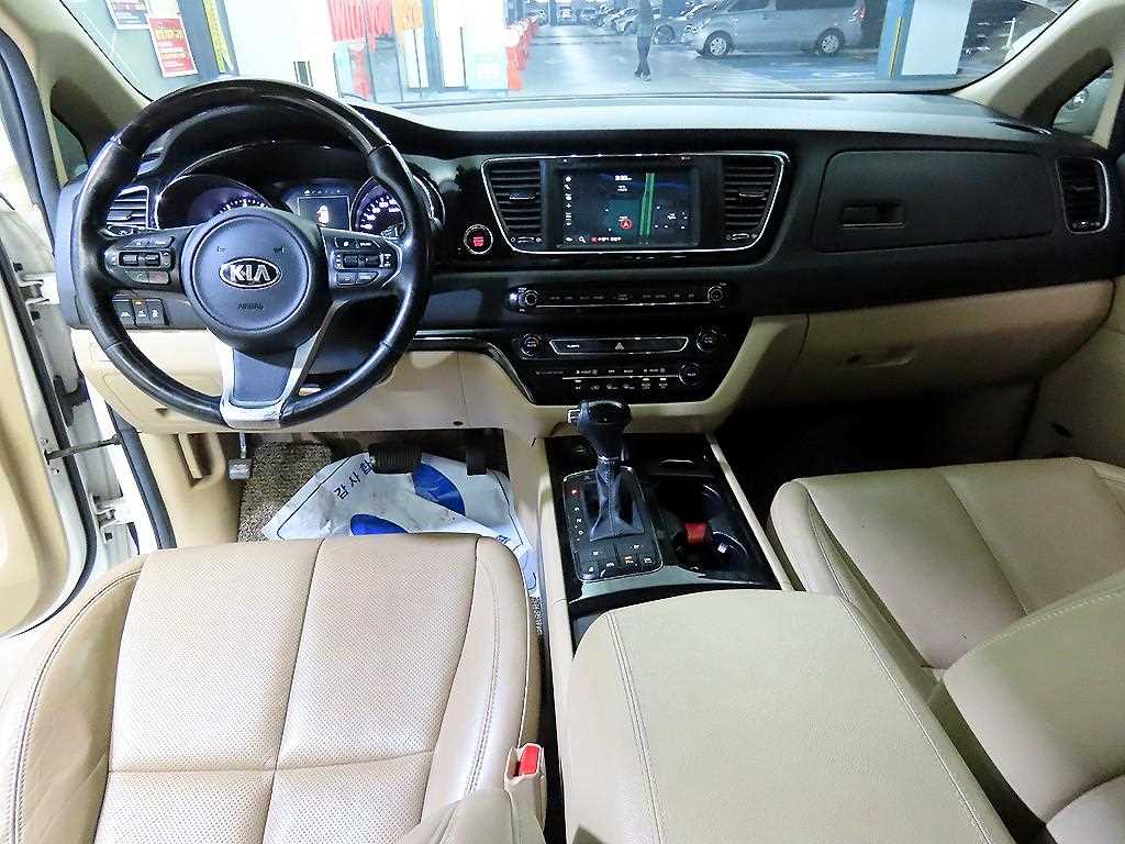 KIA Carnival - Vista 10