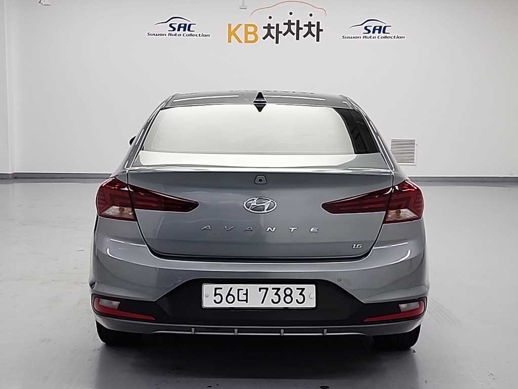 HYUNDAI Avante - Vista 3