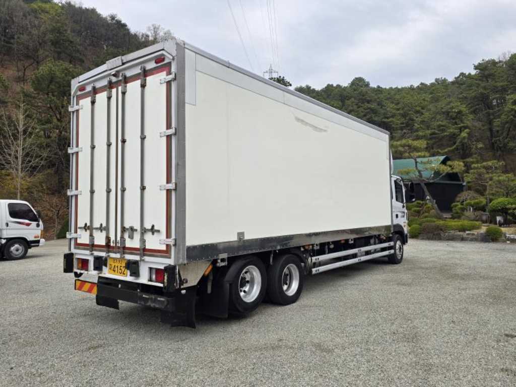 medium and large cargo truck - Vista 6