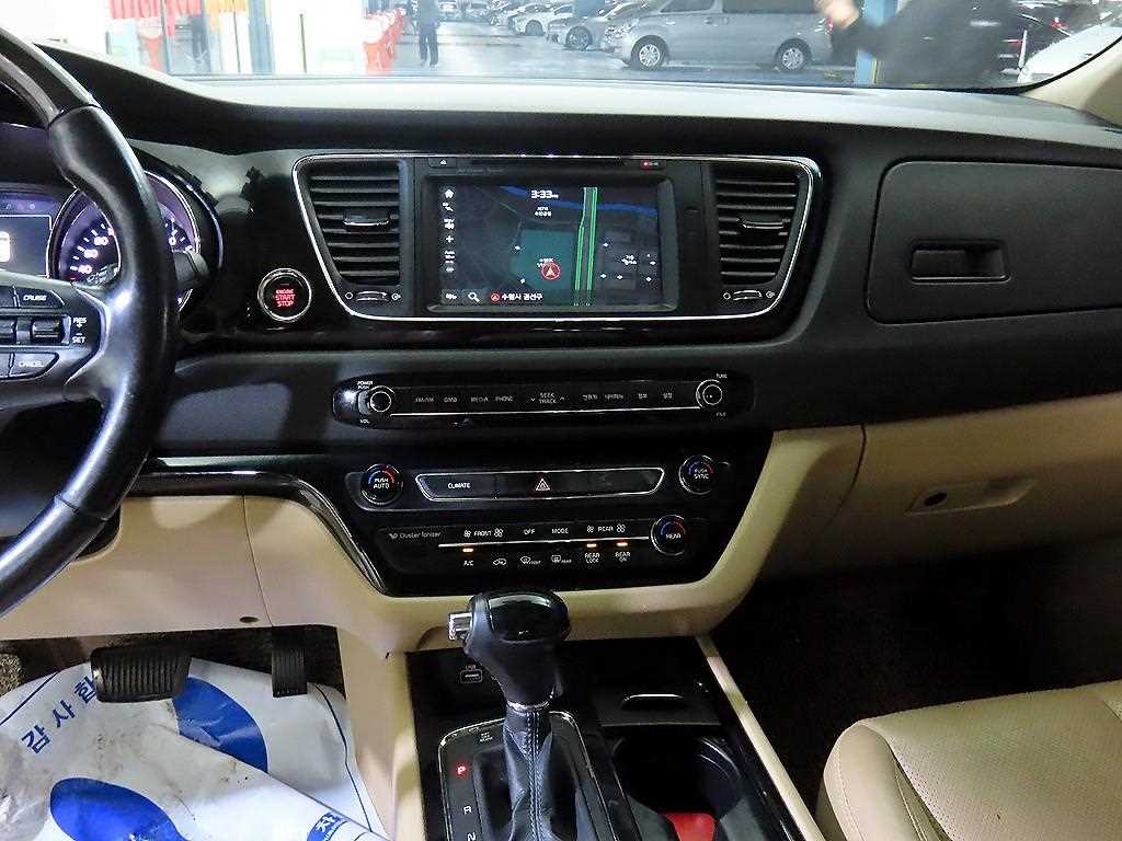 KIA Carnival - Vista 11