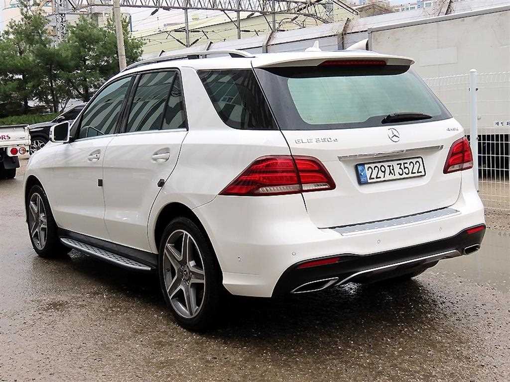 Mercedes Benz GLE Class - Vista 3