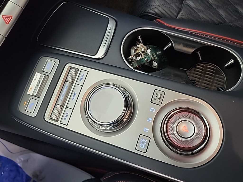 Genesis GV70 - Vista 8