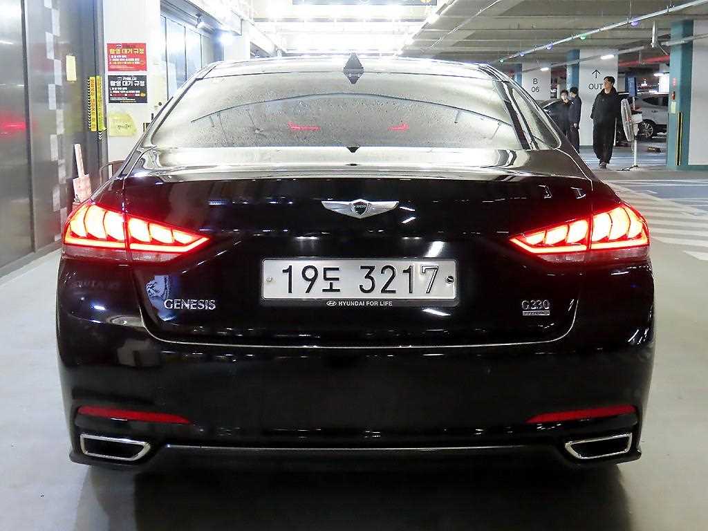 HYUNDAI Genesis - Vista 5