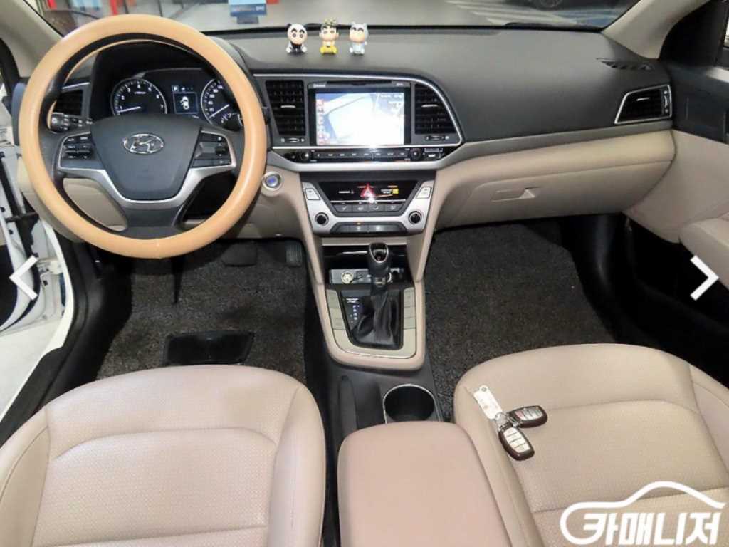 HYUNDAI Avante - Vista 10