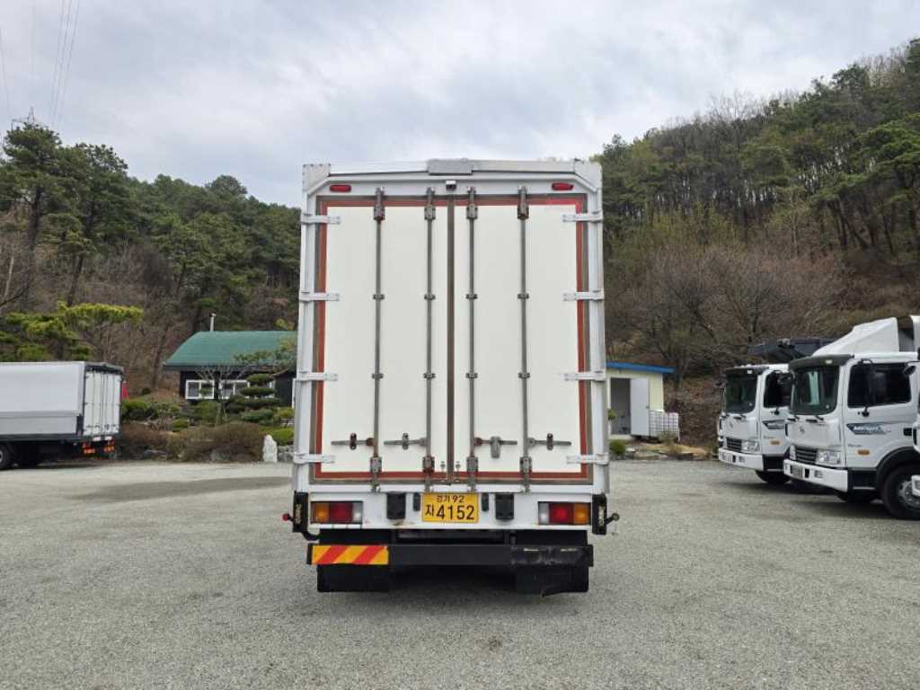 medium and large cargo truck - Vista 4