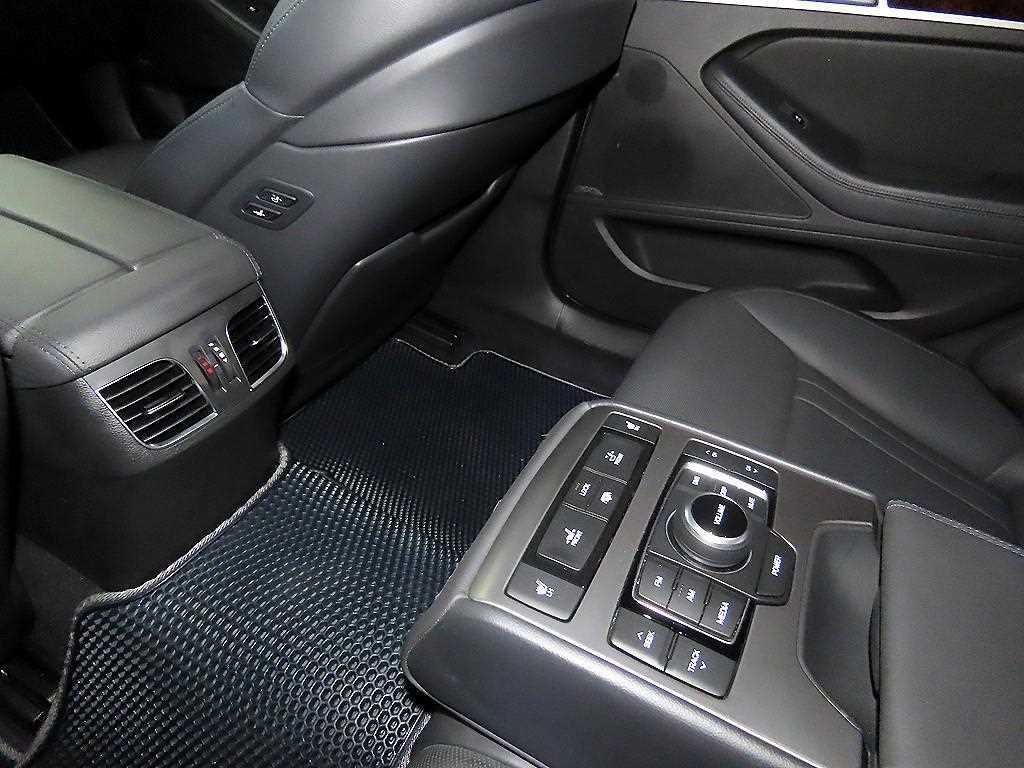 HYUNDAI Genesis - Vista 7