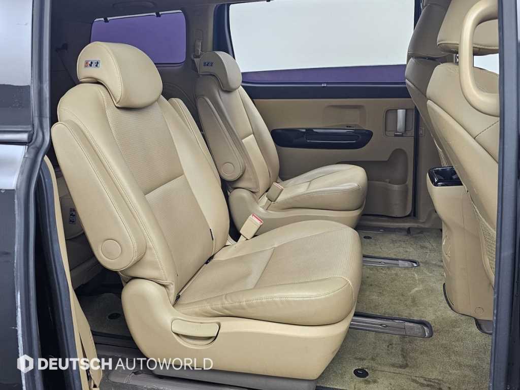 KIA Carnival - Vista 12