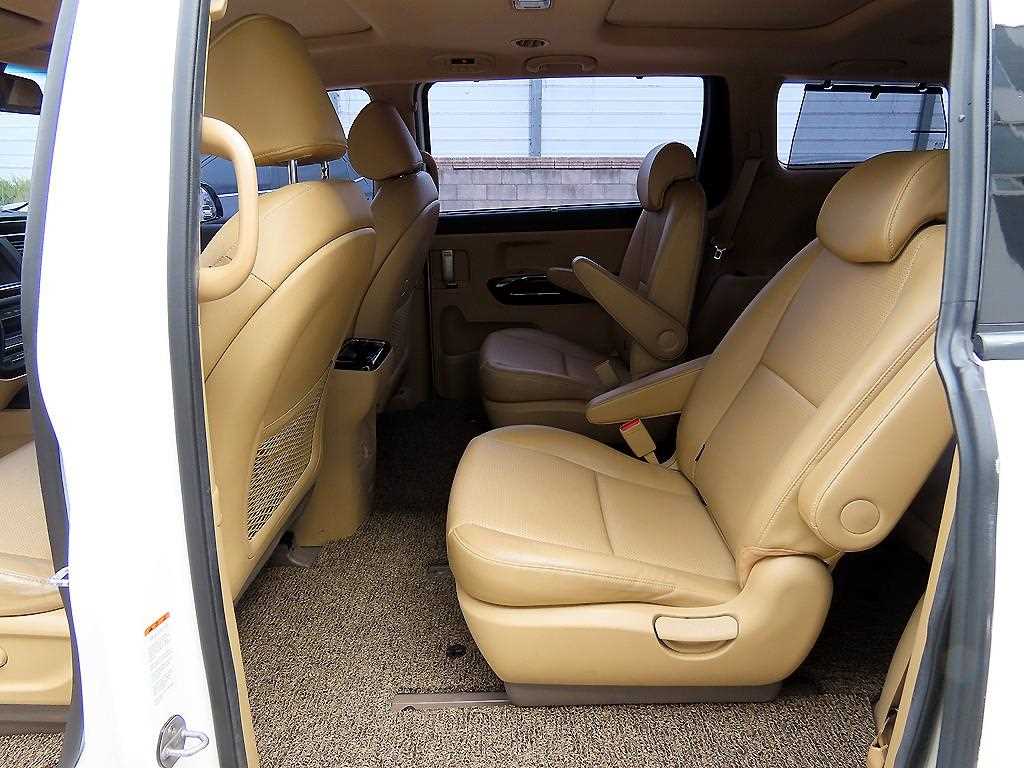 KIA Carnival - Vista 6