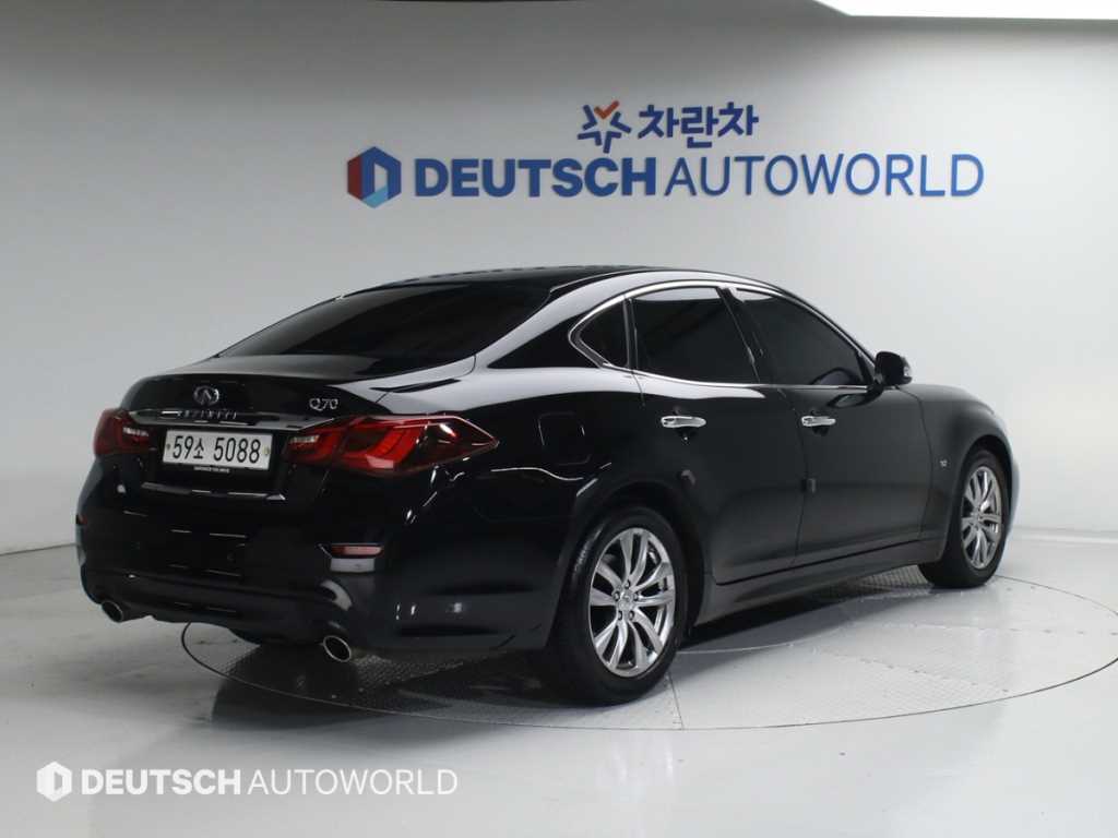 Infiniti Q - Vista 2