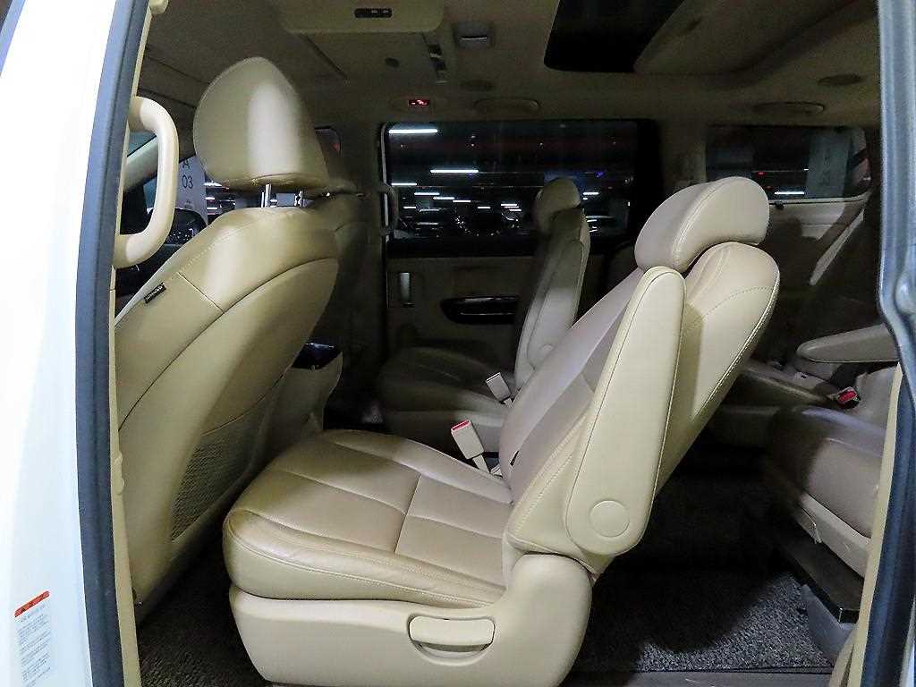 KIA Carnival - Vista 7