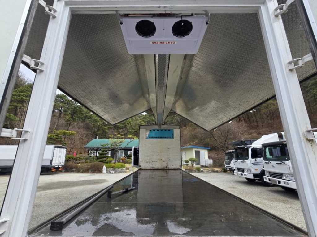 medium and large cargo truck - Vista 11