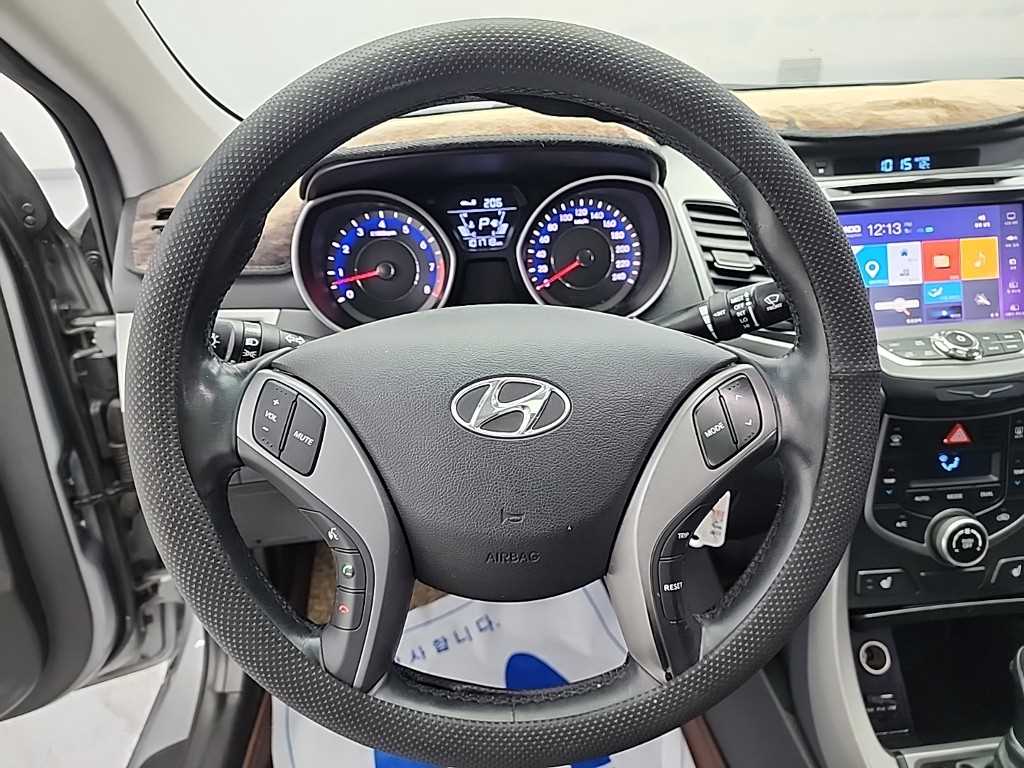 HYUNDAI Avante - Vista 9