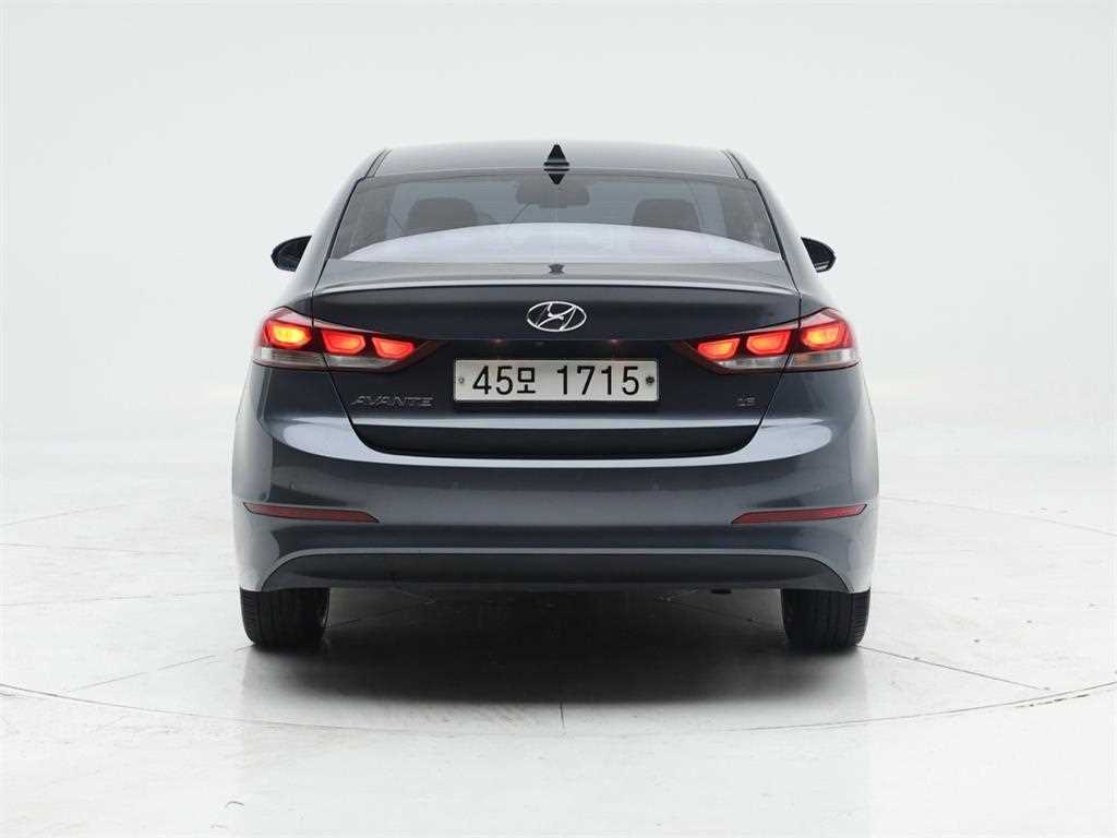 HYUNDAI Avante - Vista 5