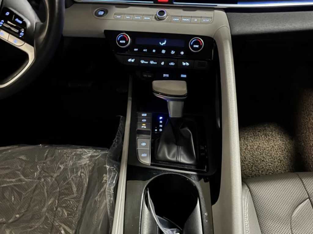 HYUNDAI Avante - Vista 9