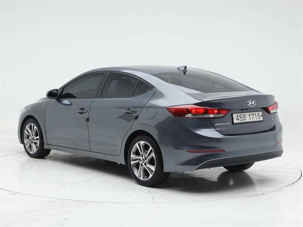 HYUNDAI Avante - Vista 4