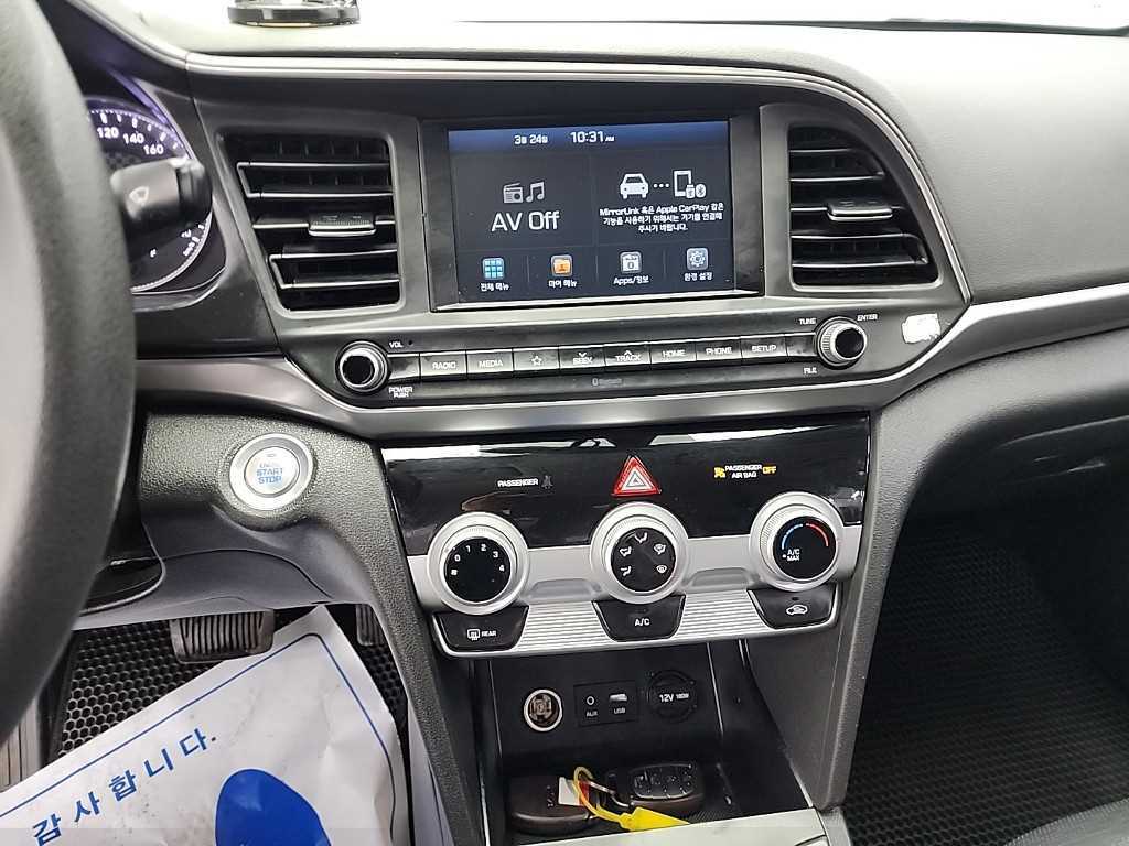 HYUNDAI Avante - Vista 10