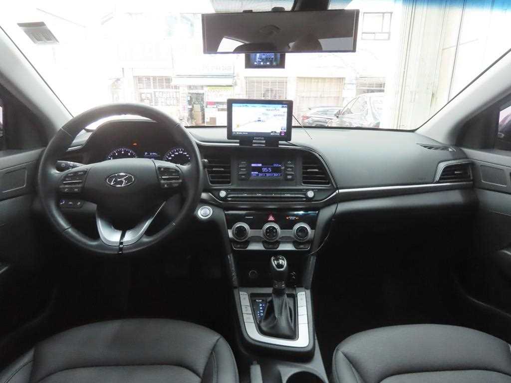 HYUNDAI Avante - Vista 7