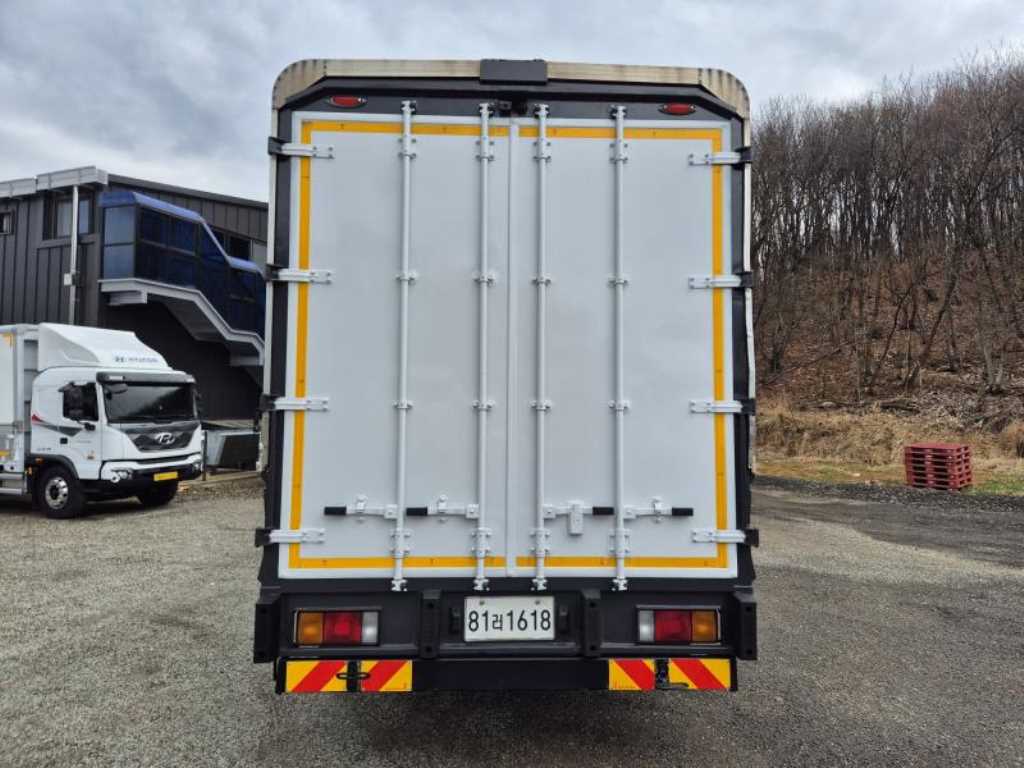 medium and large cargo truck - Vista 5