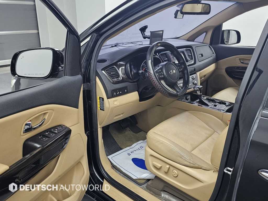 KIA Carnival - Vista 11
