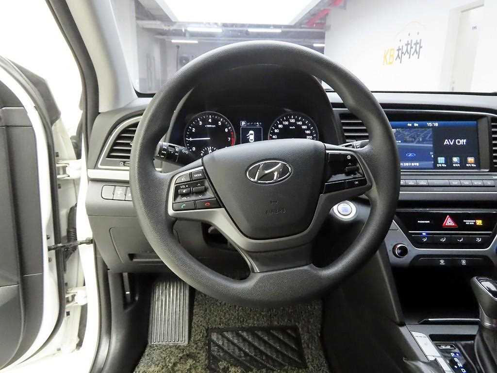 HYUNDAI Avante - Vista 7