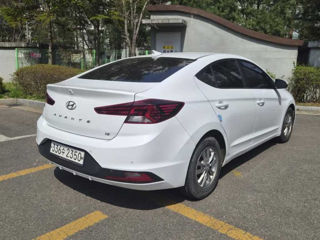 HYUNDAI Avante - Vista 3