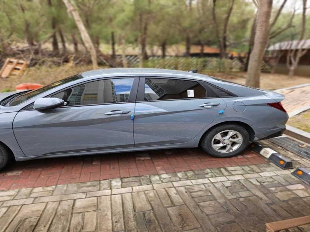 HYUNDAI Avante - Vista 2