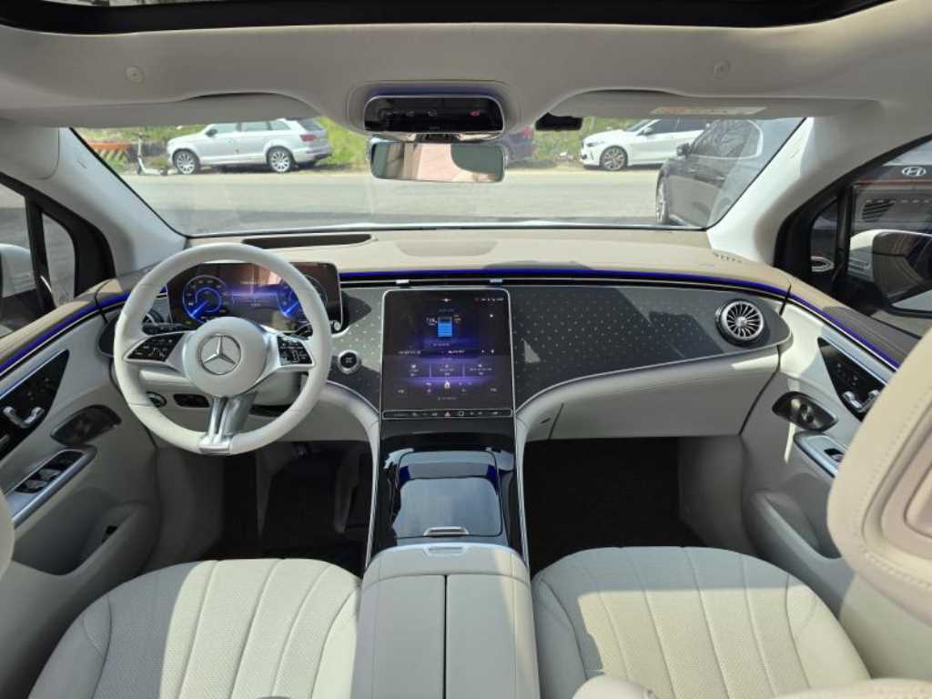 Mercedes Benz EQE - Vista 12